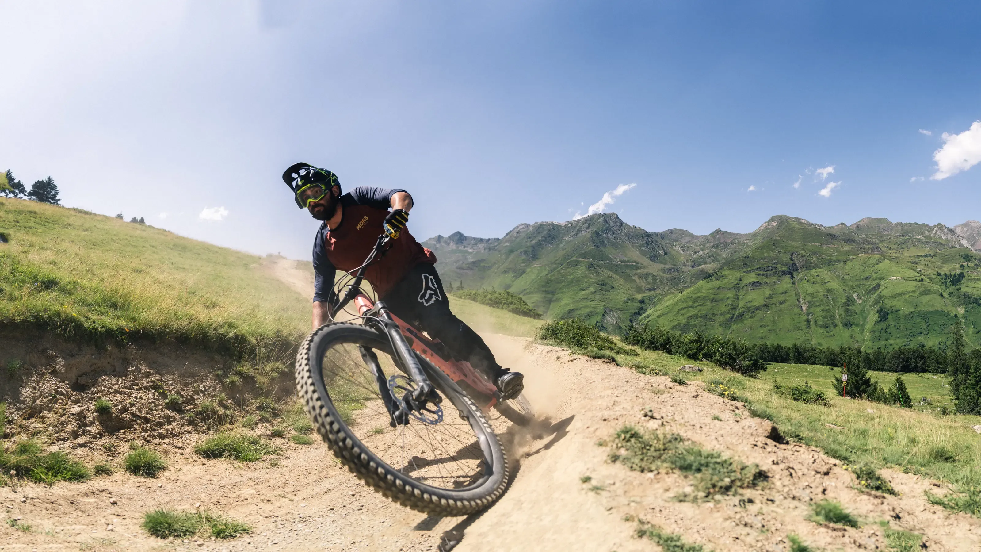 homme-sur-son-vtt-Bikepark-bareges-tourmalet